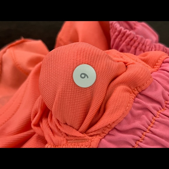Lululemon hotty hot coral shorts 6 - Picture 4 of 4